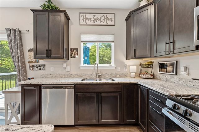 1216 Selena Grove, Green, OH 44685