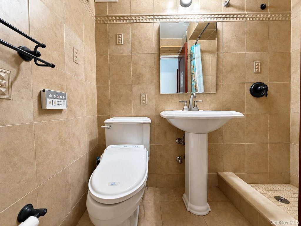 61-20 Grand Central Parkway B303, Forest Hills, NY 11375 — photo 4