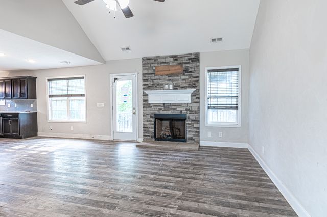 1111 Fuji Ln, Clarksville, TN 37040