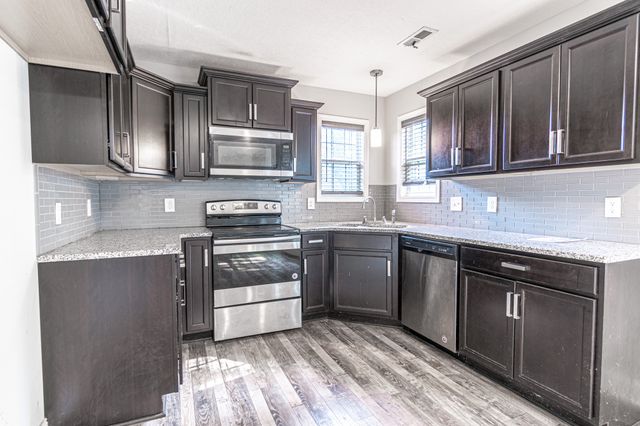 1111 Fuji Ln, Clarksville, TN 37040