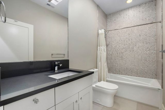 1648 W Fletcher Street, Chicago, IL 60657