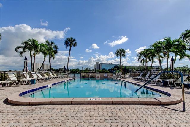 7425 BAY ISLAND DRIVE S 203, South Pasadena, FL 33707