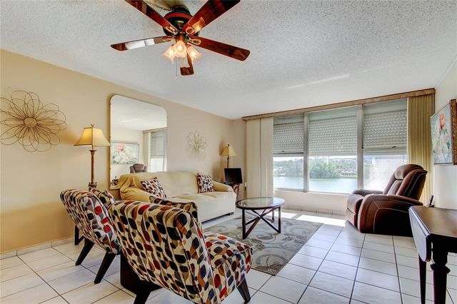 7425 BAY ISLAND DRIVE S 203, South Pasadena, FL 33707