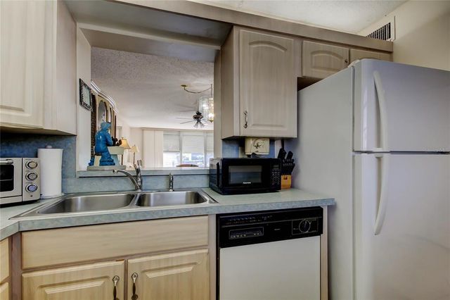 7425 BAY ISLAND DRIVE S 203, South Pasadena, FL 33707
