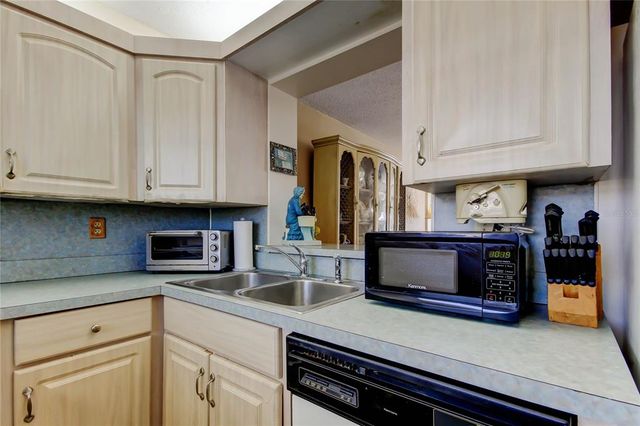 7425 BAY ISLAND DRIVE S 203, South Pasadena, FL 33707