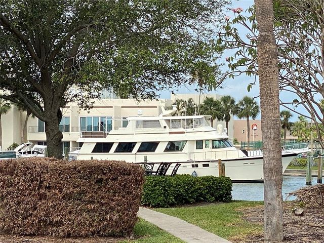 7425 BAY ISLAND DRIVE S 203, South Pasadena, FL 33707