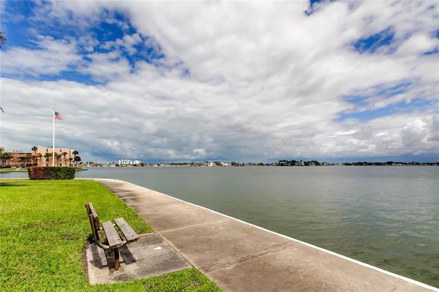 7425 BAY ISLAND DRIVE S 203, South Pasadena, FL 33707