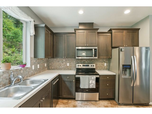 250 SYLVAN Way, Longview, WA 98632