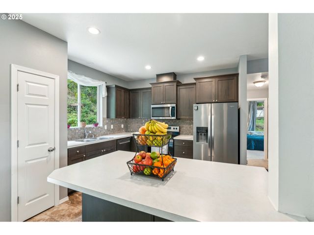 250 SYLVAN Way, Longview, WA 98632