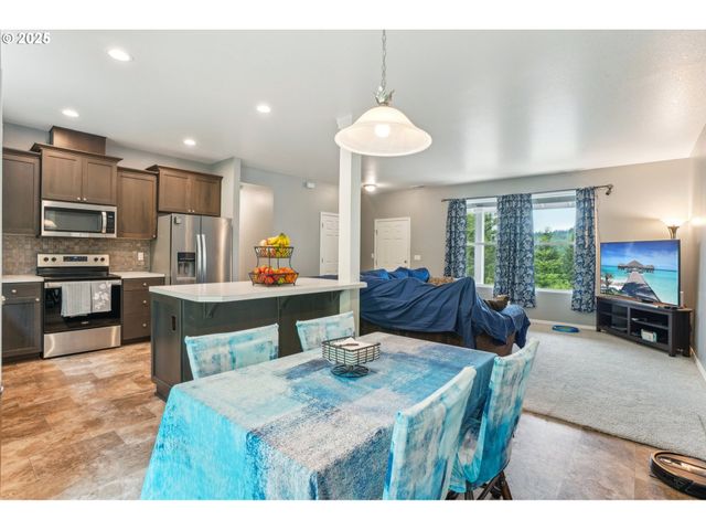 250 SYLVAN Way, Longview, WA 98632