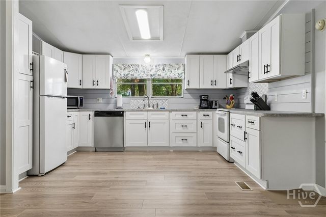 124 Edgewater Drive, Bloomingdale, GA 31302