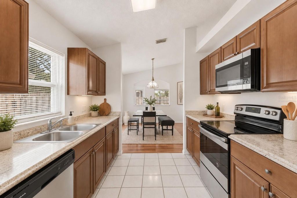 Image 8 of property listing at 6808 YARDLEY OAKS COURT, Tampa, FL 33625