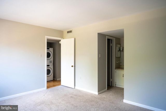 104 ROBERTS LN #401, Alexandria, VA 22314