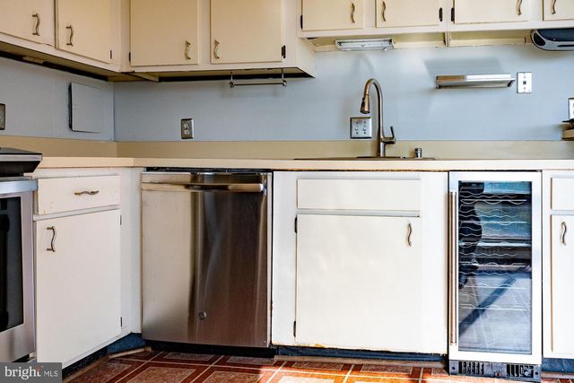 104 ROBERTS LN #401, Alexandria, VA 22314