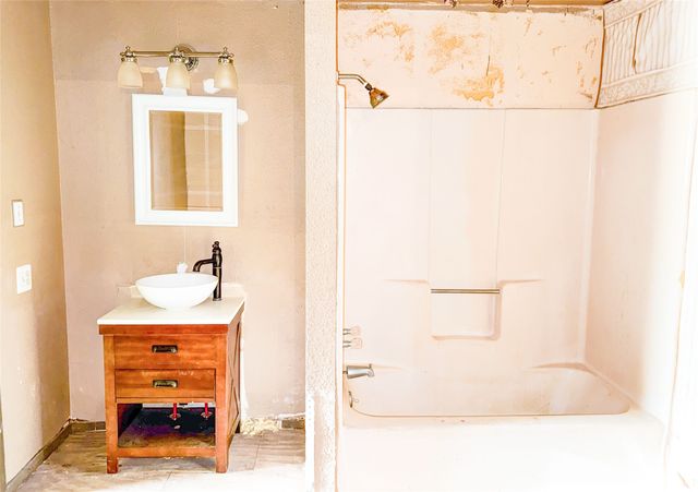 2007 Avenue E, Cisco, TX 76437