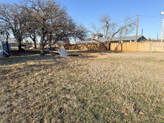 2007 Avenue E, Cisco, TX 76437