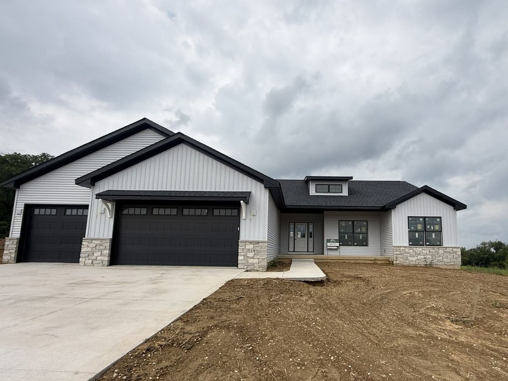 7202 Alvie Court, Bettendorf, IA 52722