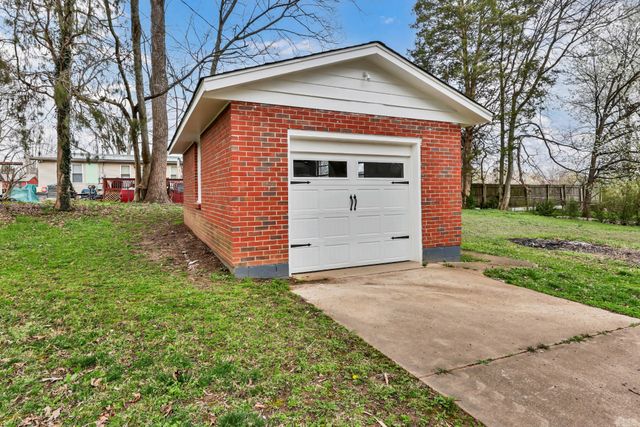 56 Hillsboro Rd, Clarksville, TN 37042