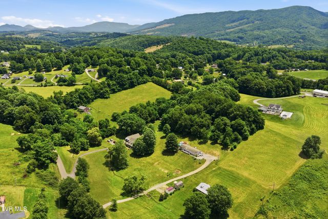 634 East Cross Roads Drive, Lebanon, VA 24266