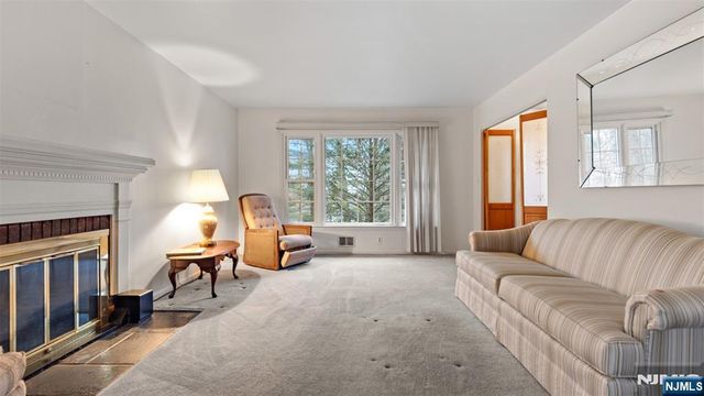 51 Black Oak Lane, Mahwah, NJ 07430