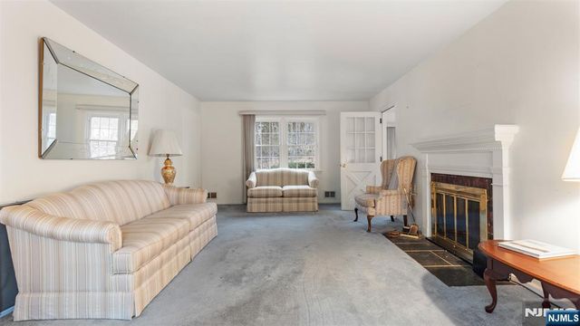 51 Black Oak Lane, Mahwah, NJ 07430