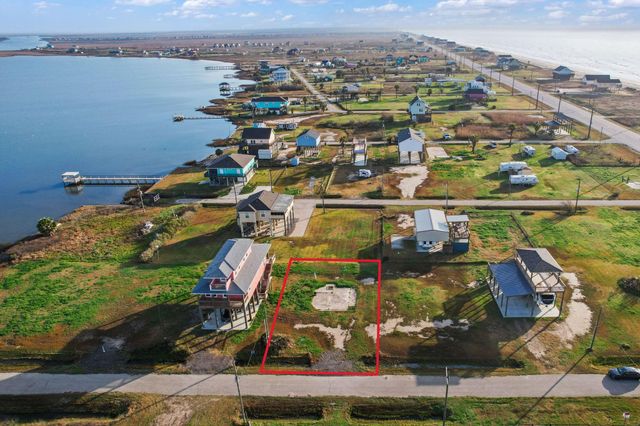 1038 N Margaret Road, Gilchrist, TX 77617