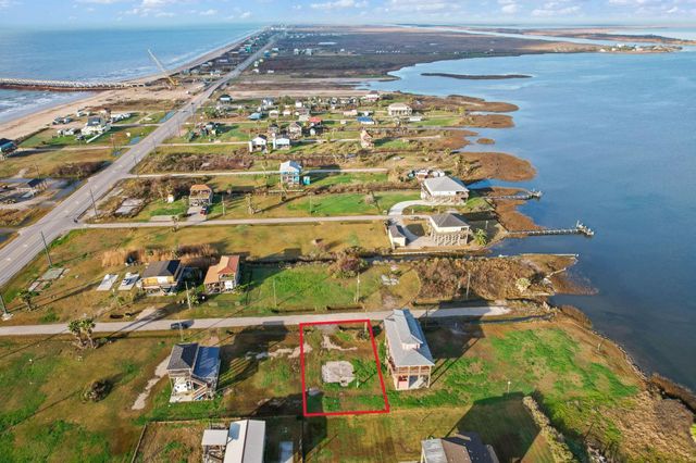 1038 N Margaret Road, Gilchrist, TX 77617
