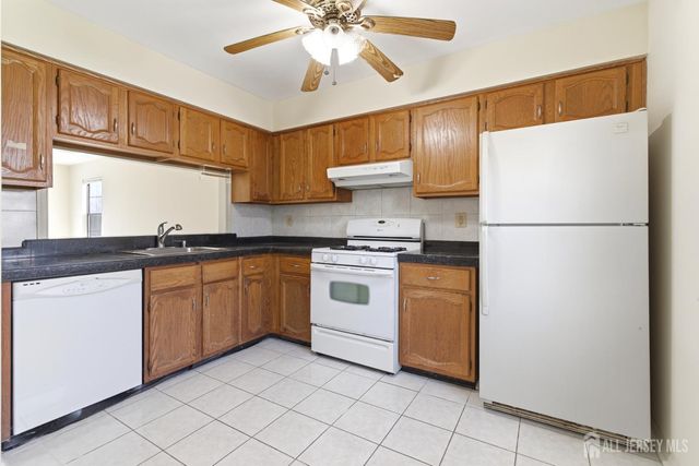 1507 Woodbridge Commons Way, Iselin, NJ 08830