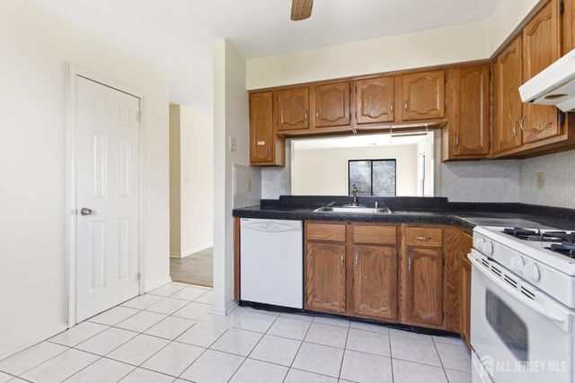 1507 Woodbridge Commons Way, Iselin, NJ 08830