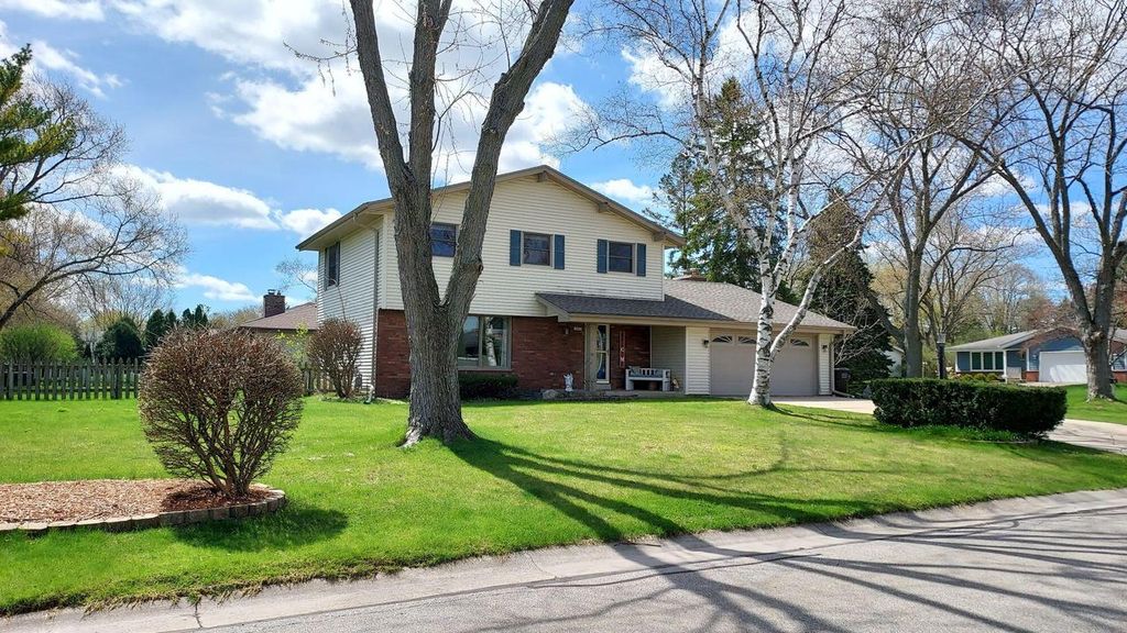 15415 W Fenway DRIVE, New Berlin, WI 53151