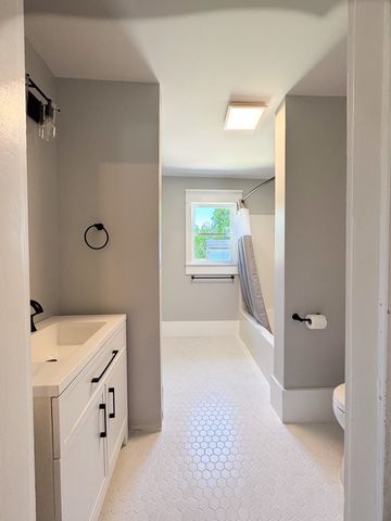 203 College St, Portland, TN 37148