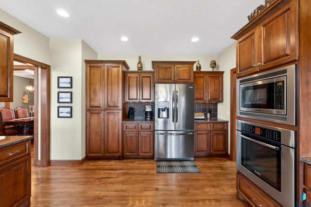 27257 Regal Ct Court, Sioux Falls, SD 57108