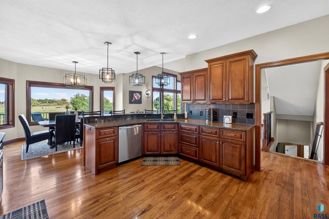 27257 Regal Ct Court, Sioux Falls, SD 57108