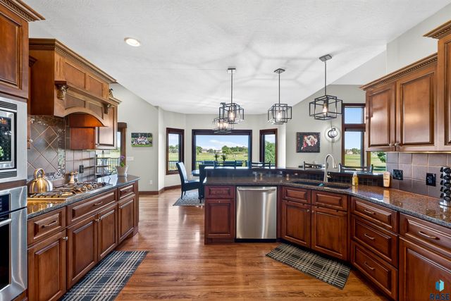 27257 Regal Ct Court, Sioux Falls, SD 57108