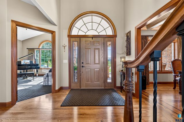27257 Regal Ct Court, Sioux Falls, SD 57108