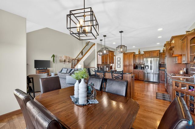 27257 Regal Ct Court, Sioux Falls, SD 57108