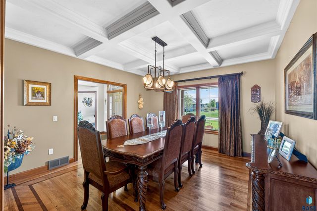 27257 Regal Ct Court, Sioux Falls, SD 57108