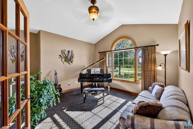 27257 Regal Ct Court, Sioux Falls, SD 57108