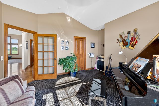27257 Regal Ct Court, Sioux Falls, SD 57108