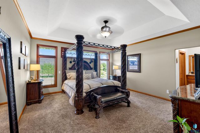 27257 Regal Ct Court, Sioux Falls, SD 57108