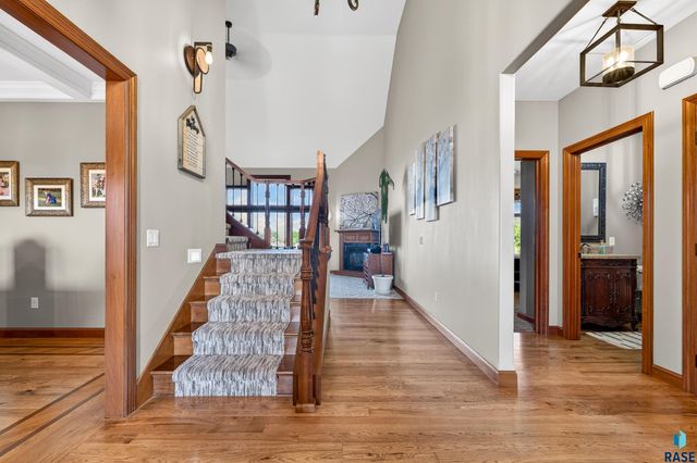 27257 Regal Ct Court, Sioux Falls, SD 57108