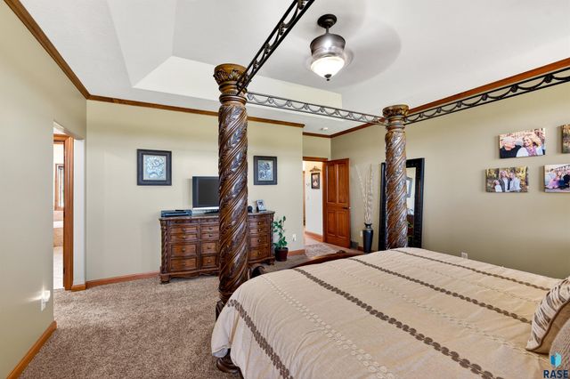 27257 Regal Ct Court, Sioux Falls, SD 57108