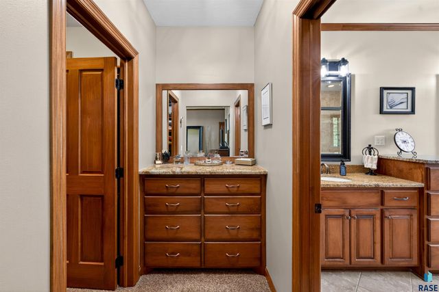 27257 Regal Ct Court, Sioux Falls, SD 57108
