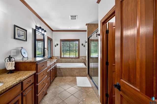 27257 Regal Ct Court, Sioux Falls, SD 57108