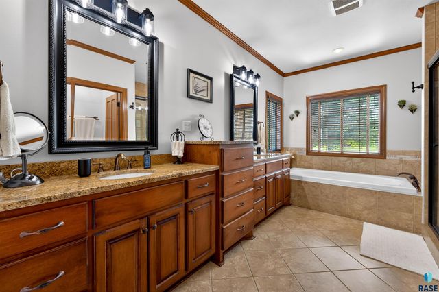 27257 Regal Ct Court, Sioux Falls, SD 57108