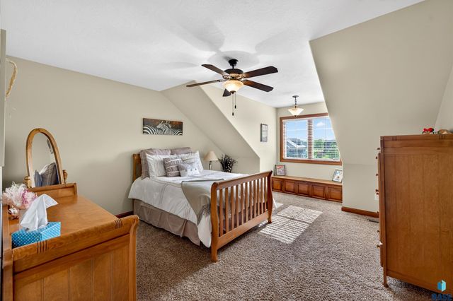 27257 Regal Ct Court, Sioux Falls, SD 57108