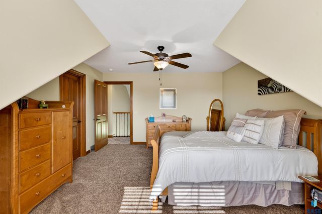 27257 Regal Ct Court, Sioux Falls, SD 57108