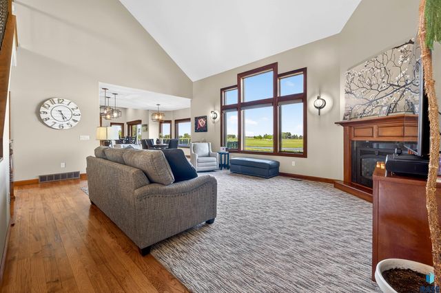 27257 Regal Ct Court, Sioux Falls, SD 57108