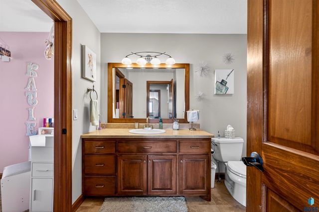 27257 Regal Ct Court, Sioux Falls, SD 57108