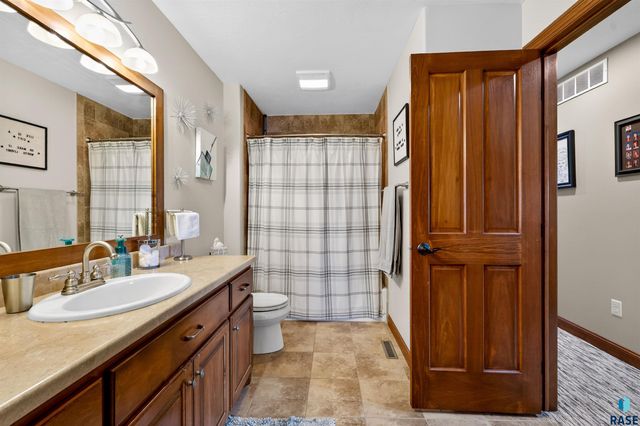 27257 Regal Ct Court, Sioux Falls, SD 57108